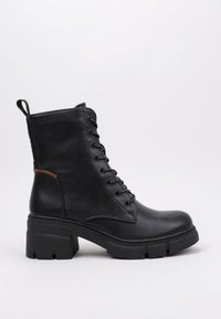 Bota negra de cuero sintético hasta el tobillo con puntera redonda, cordones en la parte delantera, tacón de bloque y detalle de costura naranja en el lateral.