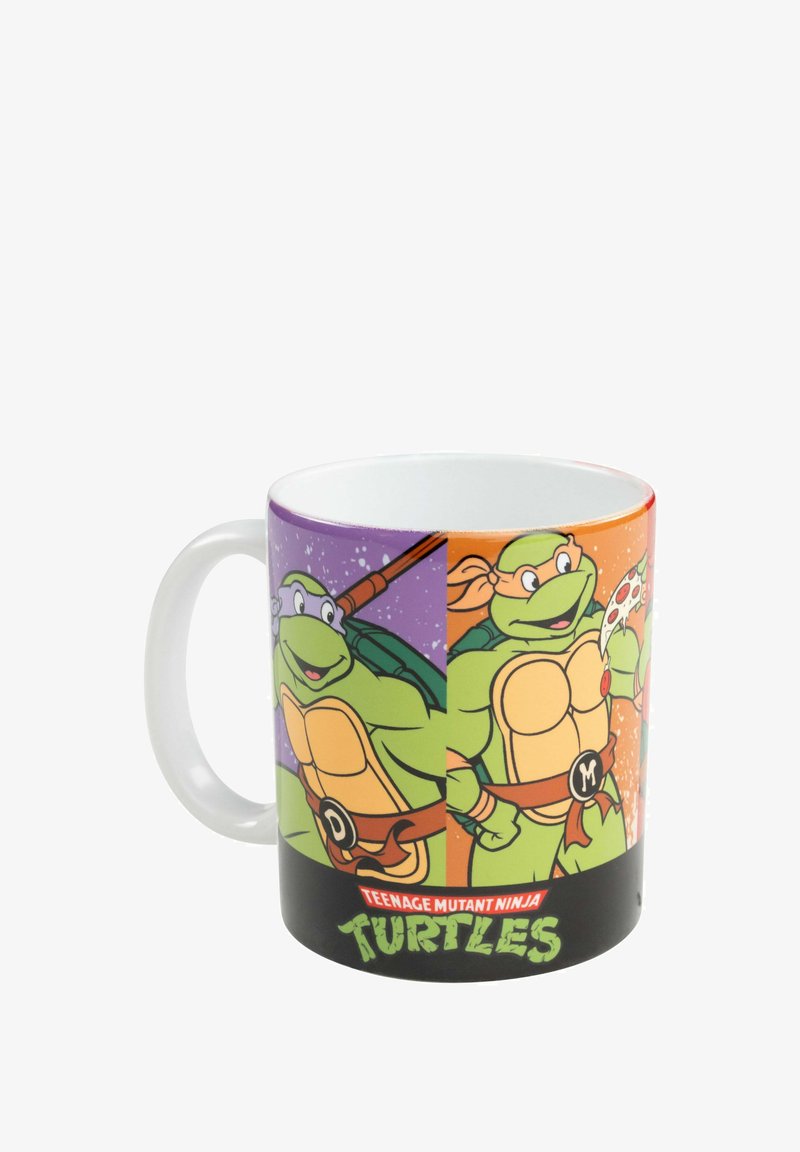 Mug in ceramica con manico bianco, decorato con immagini colorate delle Tartarughe Ninja su sfondi viola e arancione.