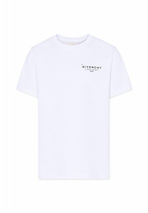 T-shirt blanc col rond à manches courtes, avec petit logo noir Givenchy Paris et texte d'adresse sur la partie supérieure gauche de la poitrine.