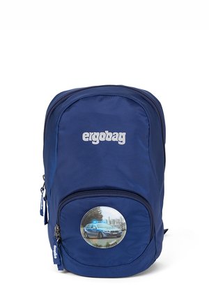 Blauwe nylon rugzak met ergonomisch ontwerp, voorste ronde zak met een politieauto grafiek en contrasterende witte logo-tekst.