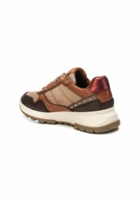 Zapatillas de deporte en tonos marrón y beige, con una mezcla de materiales de ante y cuero, punta redonda, detalles dorados y una suela blanca gruesa. Incluye tachuelas decorativas.