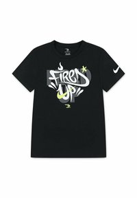 T-shirt in cotone nero con testo in stile graffiti bianco e giallo neon "FIRED UP" e un piccolo swoosh Nike sulla manica sinistra.