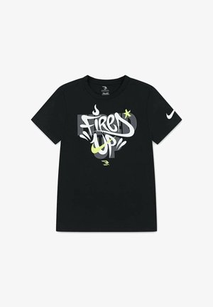 T-shirt in cotone nero con testo in stile graffiti bianco e giallo neon "FIRED UP" e un piccolo swoosh Nike sulla manica sinistra.
