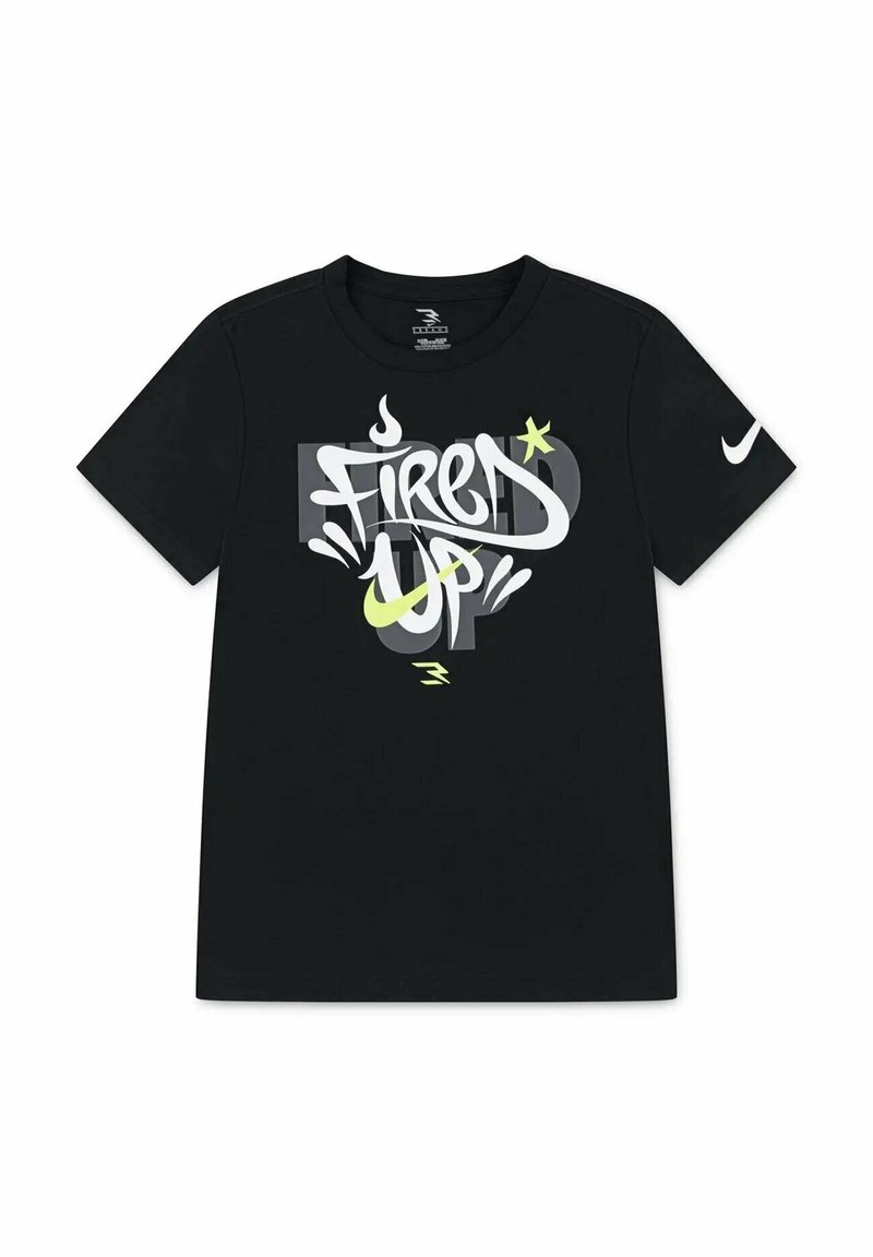 T-shirt in cotone nero con testo in stile graffiti bianco e giallo neon "FIRED UP" e un piccolo swoosh Nike sulla manica sinistra.