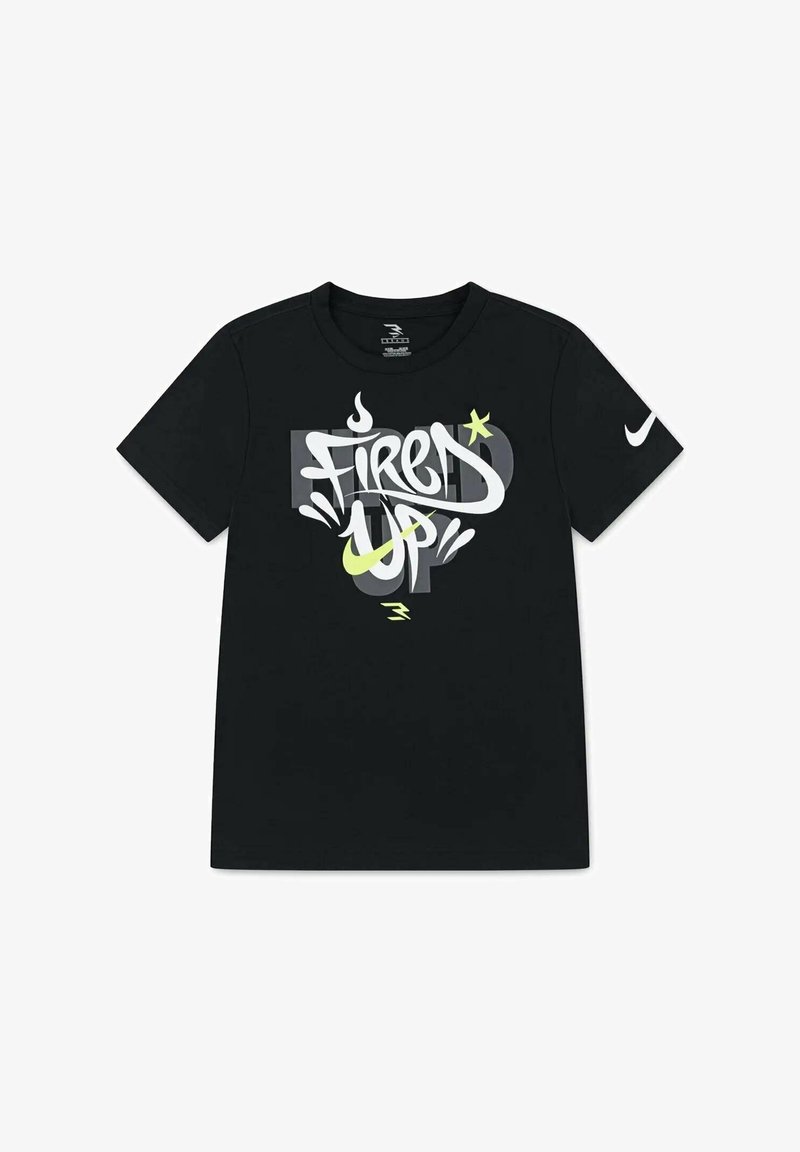 T-shirt in cotone nero con testo in stile graffiti bianco e giallo neon "FIRED UP" e un piccolo swoosh Nike sulla manica sinistra.