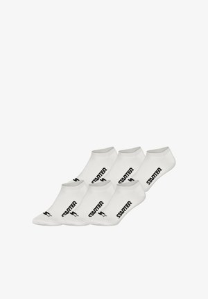 Pack mit weißen Knöchelsocken, die den schwarzen "STARTER"-Text aufweisen, eine glatte Stricktextur, gerippte Bündchen und ein niedriger Schnitt.