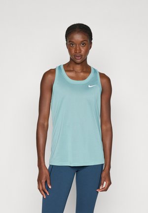 Camiseta deportiva de color azul claro, con cuello redondo y costuras planas, que presenta un pequeño logotipo blanco en el lado izquierdo del pecho. El material parece suave.