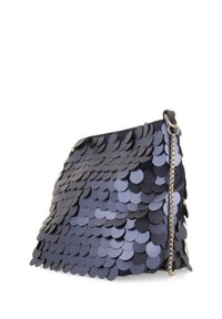 Bolso de mano azul marino con una superficie texturizada cubierta de brillantes circulares superpuestos. Cuenta con una correa de cadena plateada y una parte superior con cremallera.