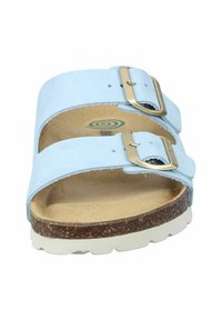 Sandalo scivoloso in pelle azzurro chiaro caratterizzato da due cinturini regolabili con fibbia, soletta in sughero, insole testurizzata e suola in gomma bianca.