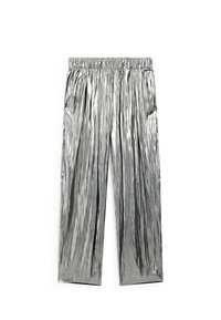 Metalen zilveren broek met een gekreukt oppervlak, voorzien van een elastische tailleband en twee zijzakken. Wijde pijpen.