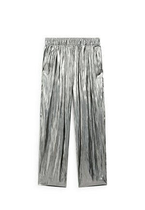 Metallic silver pants with a wrinkled texture, featuring an elastic waistband and two side pockets. Wide-leg design.