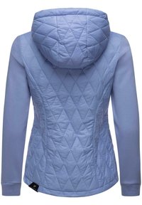 Veste matelassée bleu clair avec capuche, manches longues et silhouette ajustée. Les manches lisses contrastent avec le corps texturé.
