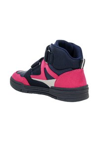 Sneaker alta in rete blu navy e suede, con accenti in suede rosa brillante, suola nera e due cinturini in velcro neri.