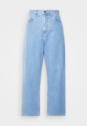 Jeans de ganga azuis claros, de perna larga e cintura alta, com cinco bolsos e fecho por botão. Textura clássica de ganga azul com um acabamento desbotado.