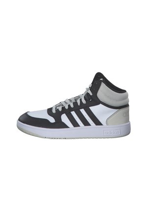 Sneaker alta in bianco e nero con accenti grigi, caratterizzata da una tomaia in pelle liscia, design a tre strisce, collo imbottito e suola in gomma.