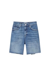 Pantalones cortos de mezclilla en azul claro con un dobladillo deshilachado, diseño clásico de cinco bolsillos y cierre de botón metálico. Textura suave con lavado deslavado.