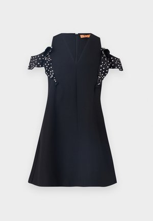 Robe noire en tissu lisse avec un design à épaules dénudées, accentuée par des manches volantes et des détails en points argentés. Fermeture éclair au dos.