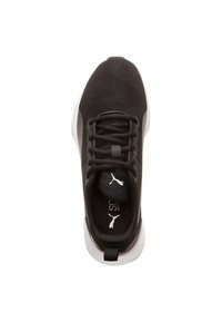Chaussure de sport noire avec un dessus en mesh texturé, semelle blanche, conception à lacets et logo sur la languette. Équipée d'une languette à l'arrière.