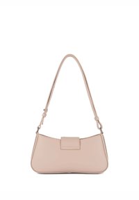 Borsa in pelle rosa chiaro con design curvo, tracolla regolabile e chiusura a patta rettangolare. Texture liscia, dettagli minimalisti.