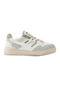 Witte sneaker met grijze en olijfgroene accenten, textielstof en gladde overlays, vetersluiting en een dikke beige rubberen zool.