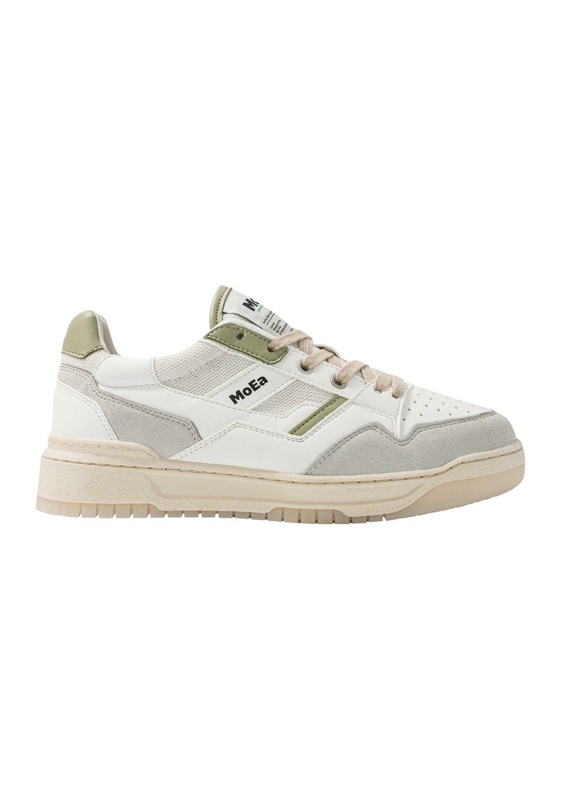 Witte sneaker met grijze en olijfgroene accenten, textielstof en gladde overlays, vetersluiting en een dikke beige rubberen zool.