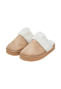 Pantofole in morbido suede beige con colletto bianco peloso, suola piatta, punta arrotondata e dettagli di cucitura lungo il bordo.