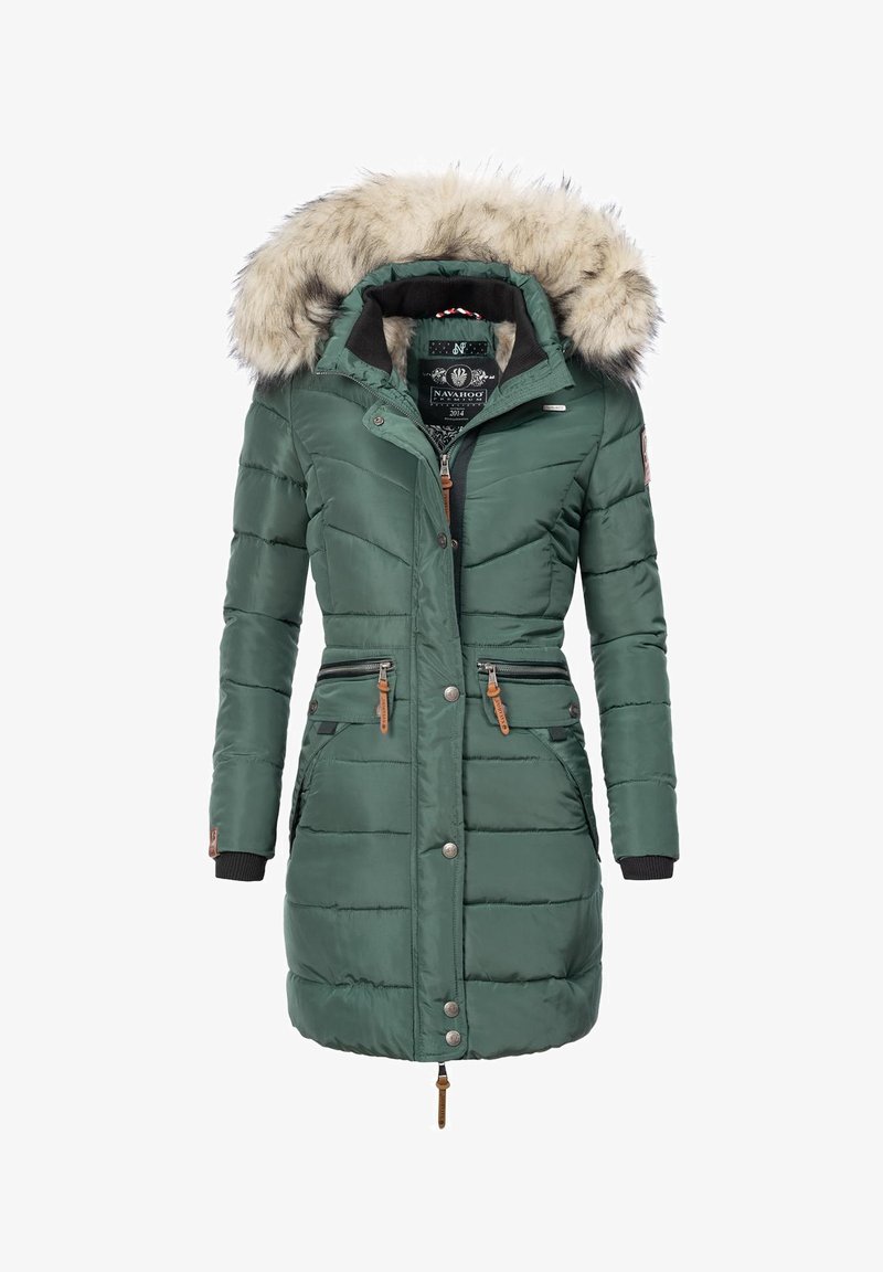 Grønn pufferjakke med kunstpelshette, glidelås og trykknapplukking, sidelommer og ribbestrikkede mansjetter. Teksturert stoff med skrå sømmer.