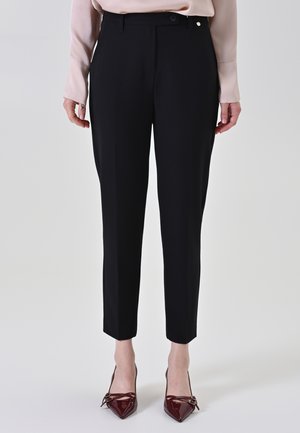 Pantaloni neri su misura con vita alta, dotati di chiusura con bottone e tasche laterali. Tessuto morbido con taglio dritto.