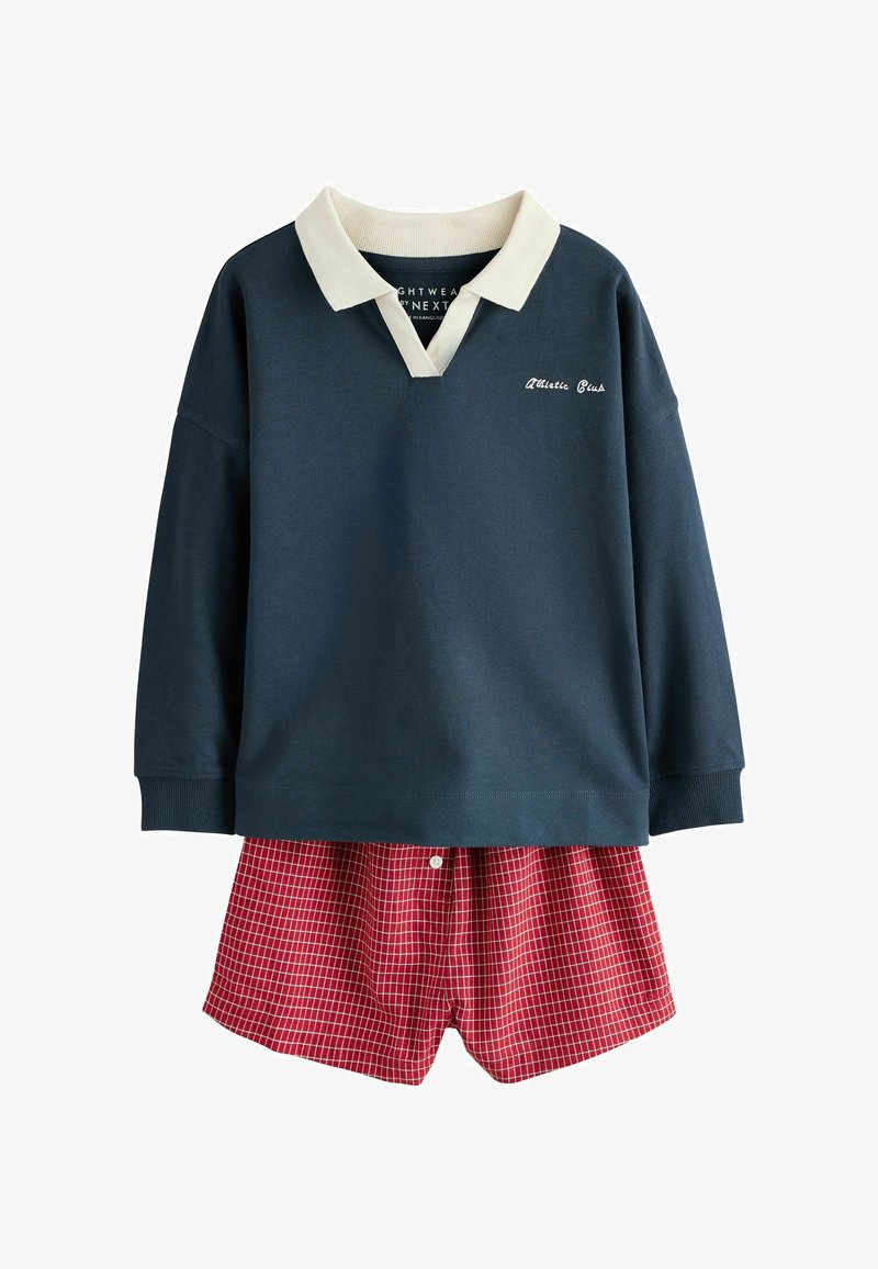Polo manches longues bleu marine avec col blanc et inscription "Athletic Club", assorti à un short rouge à carreaux avec un bouton sur le devant.