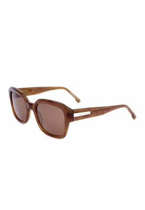 Occhiali da sole con montatura quadrata marrone, lenti marroni solide e logo Tom Tailor sulle aste, mostrati leggermente inclinati su sfondo bianco.