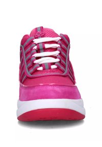 Scarpe da ginnastica rosa con tomaia in rete e suede, dotate di lacci bianchi, dettagli grigi e una suola spessa bianca e rosa.