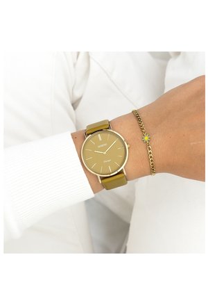 Montre Oozoo avec un boîtier rond en acier doré, un bracelet en cuir vert olive et un cadran minimaliste avec des index et des aiguilles dorées.