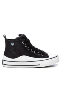 Zapatillas de deporte negras de caña alta con parte superior de tela texturizada, puntera de goma blanca y suela blanca sólida con acentos de rayas negras.