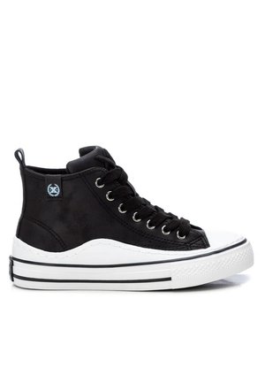 Zapatillas de deporte negras de caña alta con parte superior de tela texturizada, puntera de goma blanca y suela blanca sólida con acentos de rayas negras.