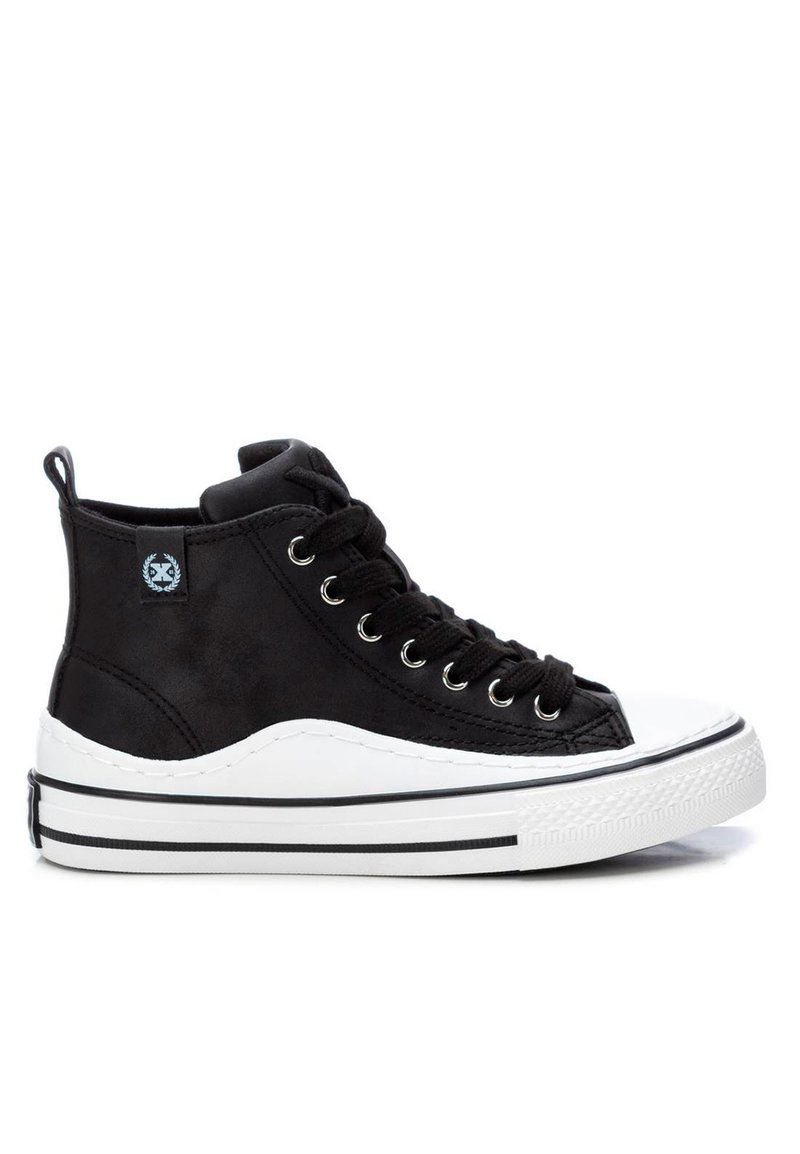 Zapatillas de deporte negras de caña alta con parte superior de tela texturizada, puntera de goma blanca y suela blanca sólida con acentos de rayas negras.
