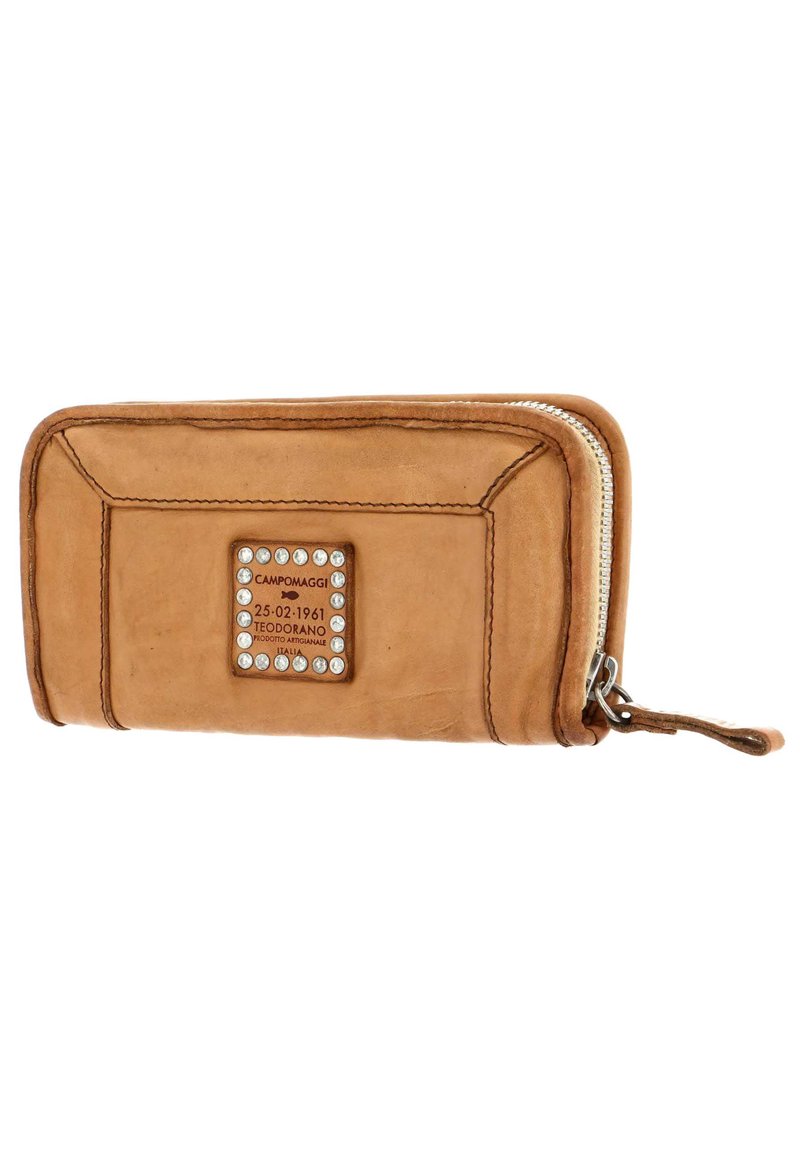 Portafoglio in pelle color tan con zip argentata, forma rettangolare, etichetta metallica quadrata decorata con strass trasparenti e dettagli cuciti.