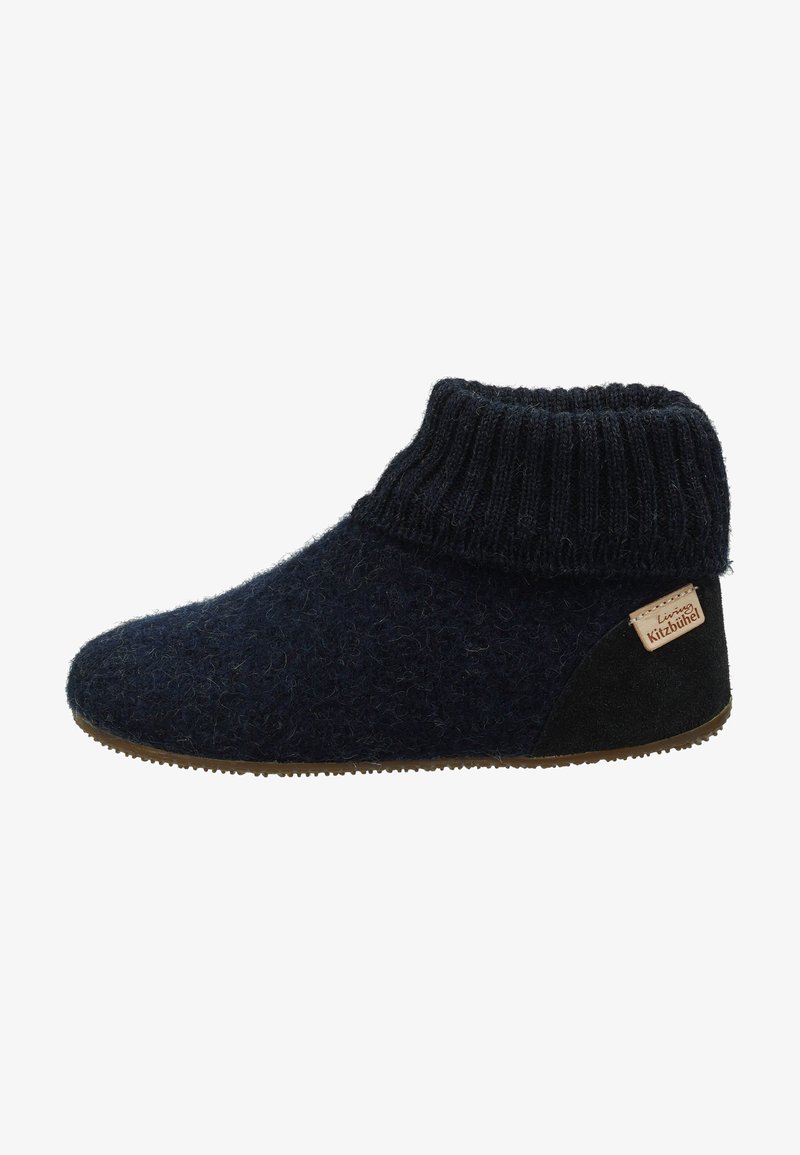 Marineblaue Filzscheine mit ribbeligem Strickbündchen, versehen mit einem schwarzen Wildlederakzent und einem sandfarbenen Etikett, entworfen für Komfort und Wärme.