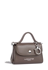 Borsa a mano in finta pelle marrone con manico superiore, tracolla a catena e chiusura a scatto. Presenta dettagli in metallo argento e logo stampato sul davanti.