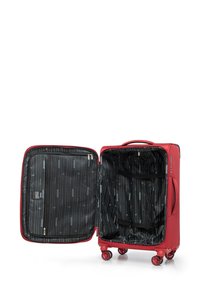 Rode harde koffer met vier wielen; interieur van gestreepte zwarte stof met ritsvak en verstelbare banden voor organisatie.