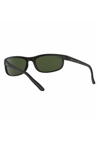 Occhiali da sole in plastica nera con lenti verdi, forma rettangolare e templi curvi. Presentano il logo Ray-Ban sul lato.