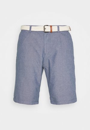 Pantaloni corti azzurri chiari in cotone, dotati di una cintura intrecciata bianca con un accento marrone. Il design include una parte anteriore piatta e tasche laterali.