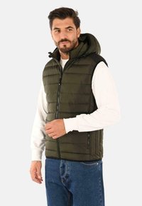 Gilet imbottito verde scuro con cappuccio, dotato di chiusura con zip e tasche laterali. Il gilet presenta un design trapuntato ed è realizzato in tessuto nylon.