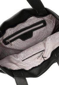 Melnas ādas plecu soma ar teksturētu virsmu; iekšpusē ir gaiši pelēka odere ar drukātiem tekstiem un ar rāvējslēdzēju aizverama kabata.