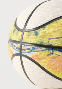 Minge de baschet texturată cu suprafață albă, decorată cu modele colorate în galben, albastru și roz, evidențiate de cusături negre și material din cauciuc.
