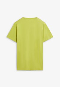 Camiseta de algodón verde lima, de manga corta, cuello redondo, diseño liso con una textura suave, costuras visibles a lo largo de los bordes, vista posterior.
