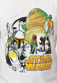 Grafisches T-Shirt mit einem bunten Druck der Charaktere aus Star Wars: Boba Fett, Jabba der Hutte und Jawas. Weißer Stoff, kräftiges Design.