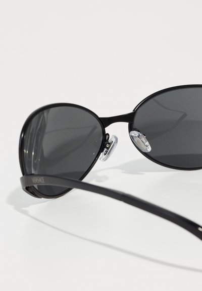 Ochelari de soare XXL negri cu lentile gri, având un cadru elegant, tampoane nazale clare și brațe negre cu detaliu logo.