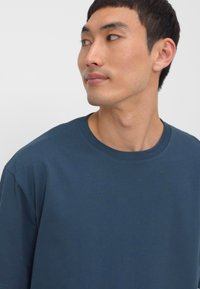 Filippa K HEAVY CREW NECK TEE - Základné tričko - dawn blue