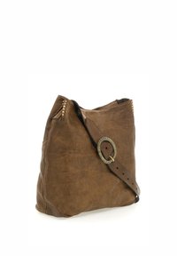 Borsa a tracolla in pelle marrone con superficie texture, dotata di una lunga tracolla con una fibbia metallica tonda e borchie decorative su un lato.