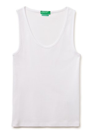 Biały top bez rękawów z okrągłym dekoltem i zieloną metką marki na kołnierzu z napisem „United Colors of Benetton”.